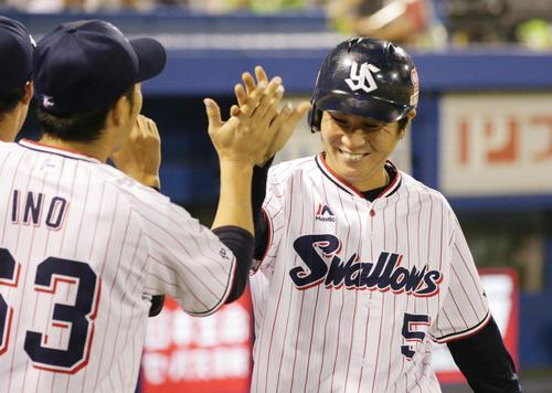 ヤクルト対ソフトバンク 6回裏ヤクルト1死二、三塁、畠山の2点適時打で生還しベンチの出迎えを受ける川端(右)(撮影・中島郁夫)