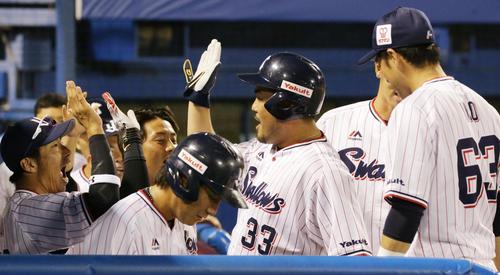 ヤクルト対ソフトバンク 6回裏ヤクルト1死二、三塁、2点適時打を放ちベンチの出迎えを受ける畠山(中央)(撮影・中島郁夫)