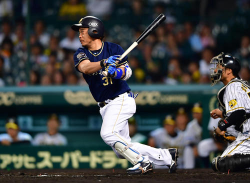 阪神対オリックス 8回表オリックス1死三塁、中前に同点適時打を放つ小谷野(撮影・清水貴仁)