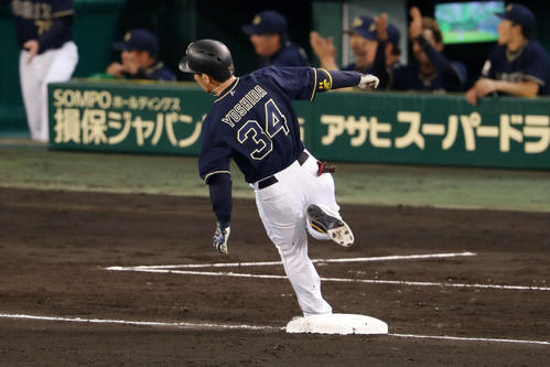 阪神対オリックス 8回表オリックス2死二塁、勝ち越しとなる右越え適時三塁打を放ち、三塁ベースを踏んだ際に足をひねる吉田正(撮影・前田充)