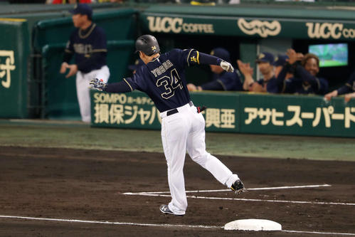 阪神対オリックス 8回表オリックス2死二塁、勝ち越しとなる右越え適時三塁打を放ち、三塁ベースを踏んだ際に足をひねる吉田正(撮影・前田充)