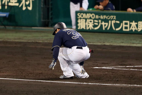 阪神対オリックス 8回表オリックス2死二塁、勝ち越しとなる右越え適時三塁打を放ち、三塁ベースを踏んだ際に足をひねる吉田正(撮影・前田充)