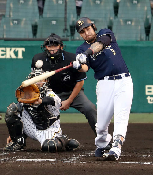阪神対オリックス 2回表オリックス1死、左中間へ先制のソロ本塁打を放つロメロ(撮影・前田充)