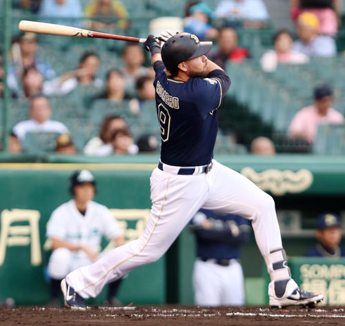 阪神対オリックス 2回表オリックス1死、ロメロは左中間にソロ本塁打を放つ(撮影・加藤哉)