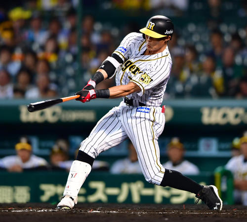 阪神対オリックス 6回裏阪神2死二、三塁、右前へ逆転の2点適時打を放つ糸井(撮影・清水貴仁)