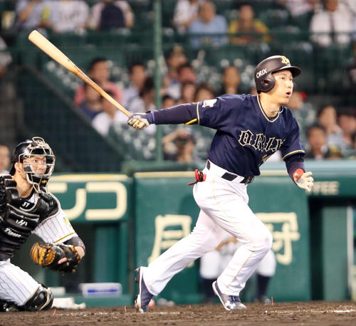 阪神対オリックス 8回表オリックス2死二塁、吉田正は右翼越えに勝ち越しの適時三塁打を放つ(撮影・加藤哉)