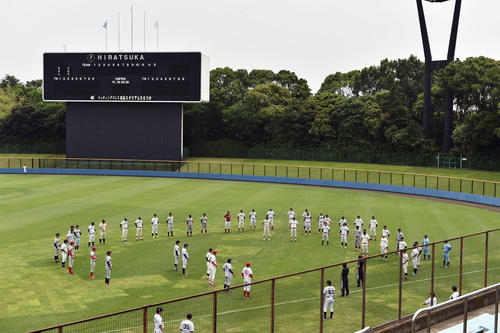侍ジャパン大学代表選考合宿　集まってアップする選考選手たち（撮影・滝沢徹郎）