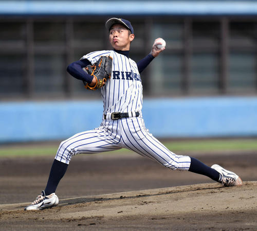 侍ジャパン大学代表選考合宿　紅白戦　１回、力投する立大・田中（撮影・滝沢徹郎）