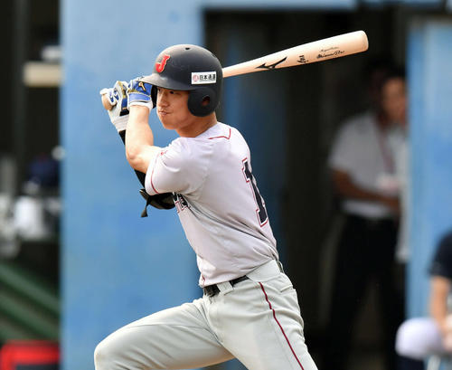 侍ジャパン大学代表選考合宿　紅白戦　３回裏１死一塁、立命大・辰己は中前打を放つ（撮影・滝沢徹郎）