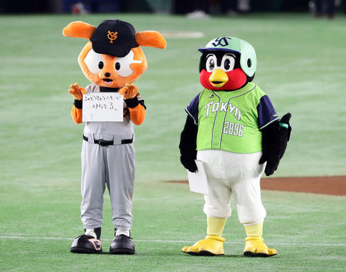 巨人対ヤクルト　「東京シリーズ」でジャビットとスケッチブック持参で共に登場したつば九郎（撮影・浅見桂子）