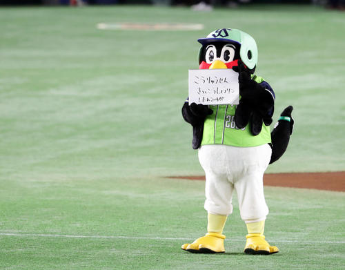 巨人対ヤクルト　つば九郎はいつものスケッチブックで「こうりゅうせんさいこうしょうりつしたんですが」（撮影・浅見桂子）
