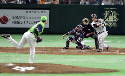 巨人対ヤクルト　３回裏巨人１死一、三塁、長野は２点適時二塁打を放つ。投手山田大（撮影・浅見桂子）