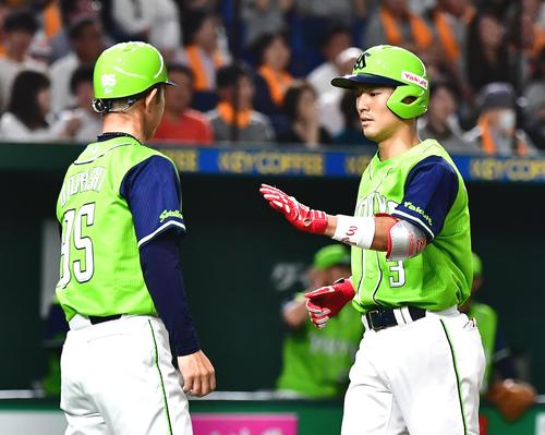 巨人対ヤクルト　４回表ヤクルト無死一塁、西浦（右）は左越えに２点本塁打を放ち土橋一塁コーチの祝福を受ける（撮影・小沢裕）