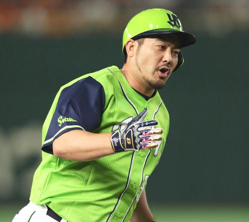 巨人対ヤクルト　８回表ヤクルト２死一、二塁、左越え３点本塁打を放った畠山（撮影・足立雅史）