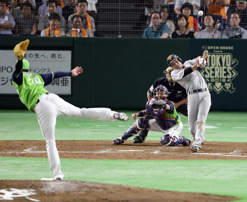 巨人対ヤクルト　８回裏巨人１死二塁、坂本勇は左翼に２点本塁打を放つ。投手近藤（撮影・浅見桂子）