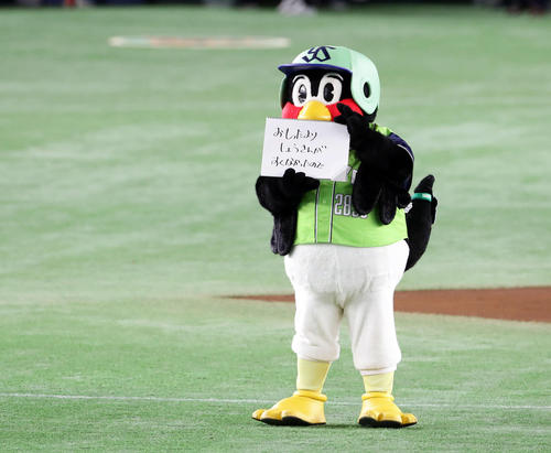 巨人対ヤクルト　つば九郎はいつものスケッチブックで「おもったよりしょうきんがすくなかったので」（撮影・浅見桂子）