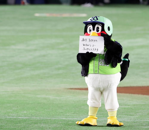 巨人対ヤクルト　つば九郎はいつものスケッチブックで「あすとなりのＷＩＮＳでふやしてきます」（撮影・浅見桂子）