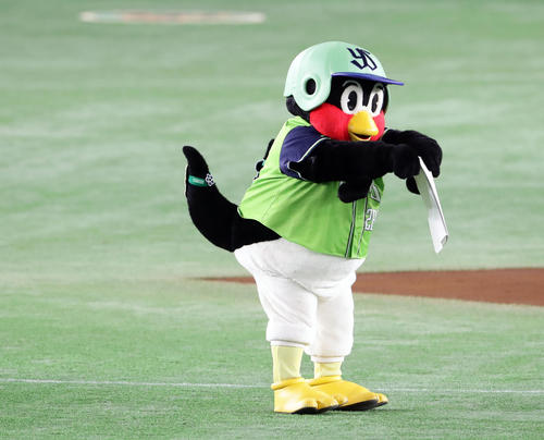 巨人対ヤクルト　そして最後は競馬のポーズ（撮影・浅見桂子）