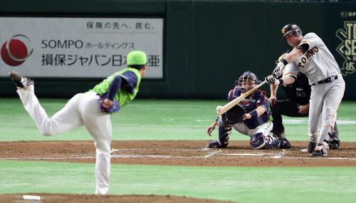 巨人対ヤクルト　１回裏巨人１死二塁、マギーは先制中前適時打を放つ。投手山田大（撮影・浅見桂子）
