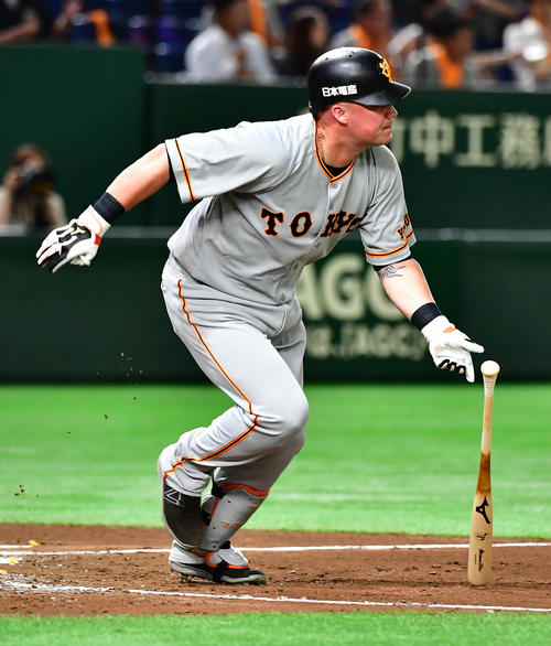 巨人対ヤクルト　１回裏巨人１死二塁、マギーは先制の中前適時打を放つ（撮影・小沢裕）