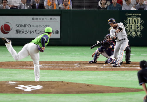 巨人対ヤクルト　１回裏巨人２死一、三塁、長野は２点左適時二塁打を放つ。投手山田大（撮影・浅見桂子）