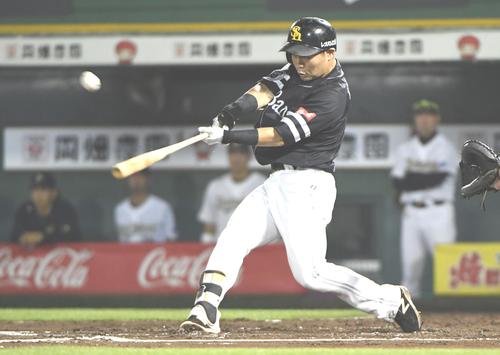 オリックス対ソフトバンク　１０回ソフトバンク表２死一塁、中村晃は右越え２点本塁打を放つ（撮影・奥田泰也）