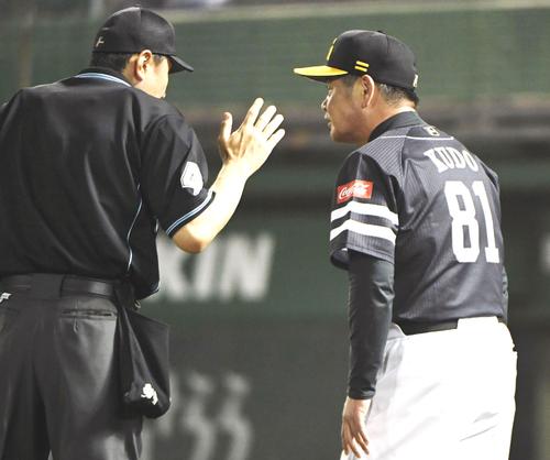 １０回ソフトバンク表無死一塁、中村晃の打球をリクエストする工藤公康監督（撮影・奥田泰也）