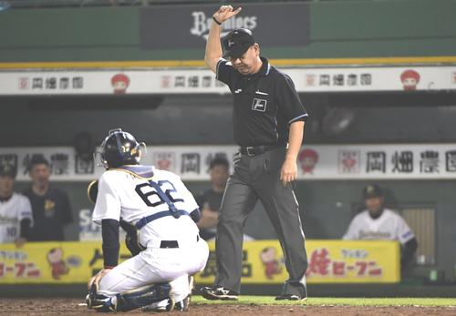 オリックス対ソフトバンク　１０回表ソフトバンク２死一塁、中村晃はリクエストの結果、右越え２点本塁打となる（撮影・奥田泰也）