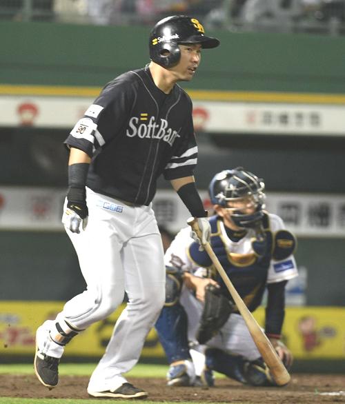 オリックス対ソフトバンク　１０回表ソフトバンク２死一塁、中村晃は再度走り出す（撮影・渦原淳）