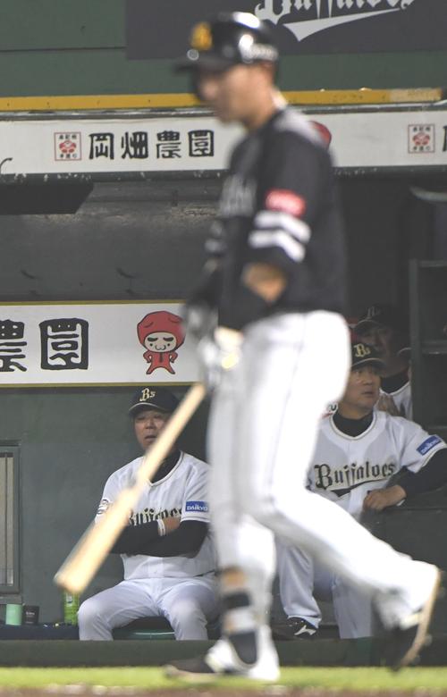オリックス対ソフトバンク　１０回表ソフトバンク２死一塁、中村晃（右）の打球はリクエストの結果、右越え２点本塁打となり福良監督はボー然とする（撮影・奥田泰也）