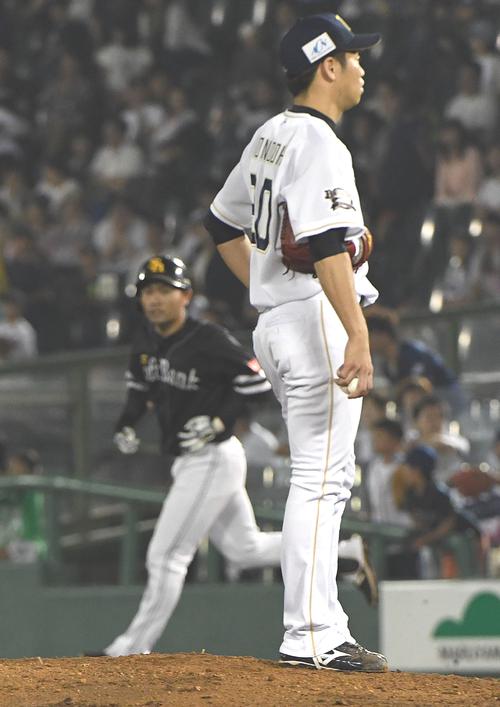 オリックス対ソフトバンク　１０回ソフトバンク表２死一塁、中村晃（左）はリクエストの結果右越え２点本塁打とボー然とする近藤大亮 （撮影・奥田泰也）