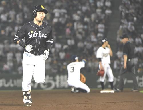 オリックス対ソフトバンク　１０回ソフトバンク表２死一塁、中村晃は右越え２点本塁打を放つ（撮影・奥田泰也）