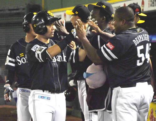 オリックス対ソフトバンク　１０回ソフトバンク表２死一塁、中村晃はリクエストの結果右越え２点本塁打となりナインとタッチを交わす（撮影・奥田泰也）