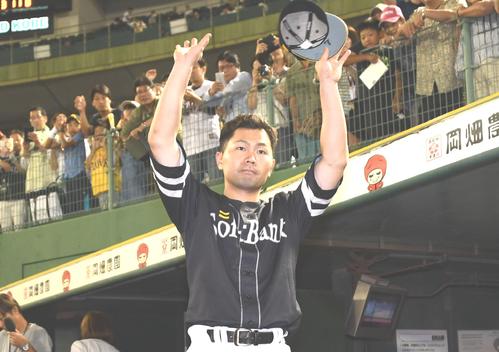 オリックス対ソフトバンク　ヒーローインタビューを終えファンにあいさつする中村晃（撮影・奥田泰也）