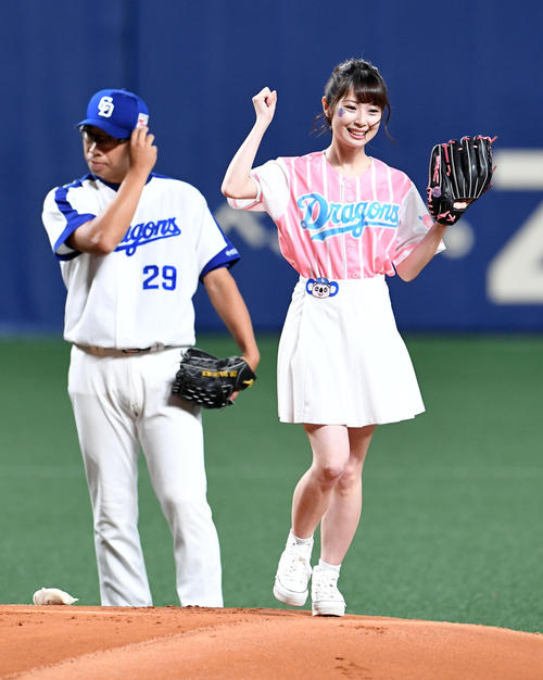始球式を務めたSKE48高柳明音。左は中日先発の山井(撮影・前岡正明)