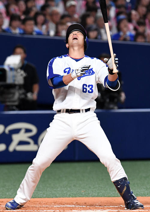 7回裏中日2死二塁、空振りの三振に倒れがっくりする堂上(撮影・前岡正明)