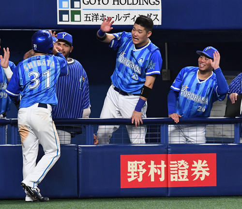 関根の走者一掃右適時三塁打で生還した柴田(左)を迎える(右から)浜口、筒香(撮影・前岡正明)