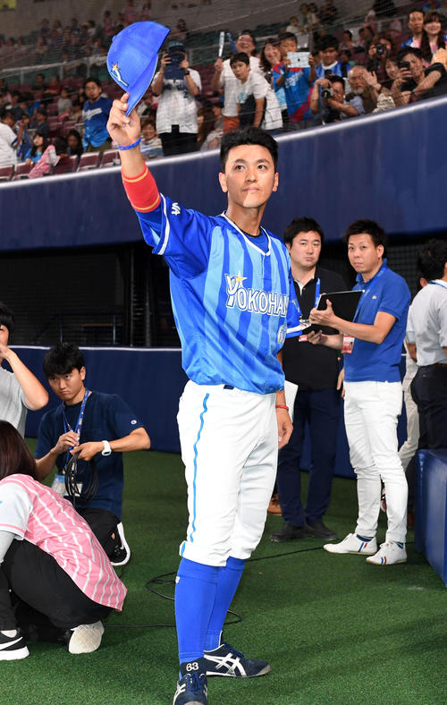 ヒーローインタビュー後、ファンの声援に応える関根(撮影・前岡正明)