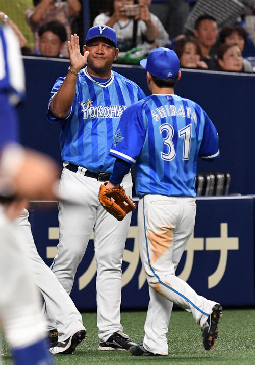 柴田(右)を迎えるラミレス監督(撮影・前岡正明)