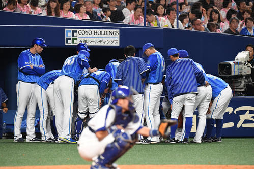 5回の攻撃前、円陣を組むDeNAナイン(撮影・前岡正明)