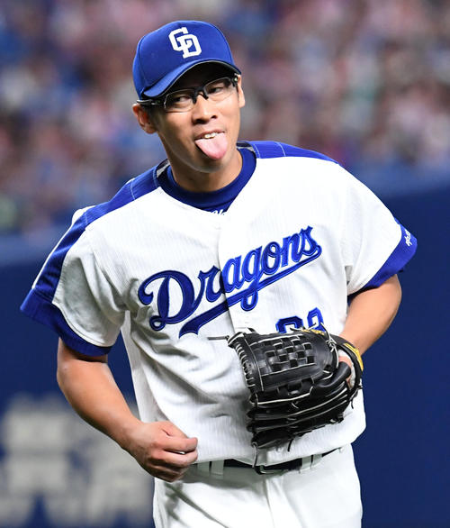 5回表DeNA2死二塁、神里を投ゴロに打ち取り舌を出す山井(撮影・前岡正明)