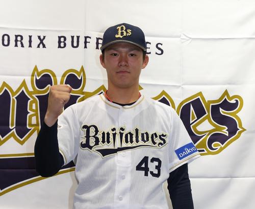 監督推薦で球宴に選出されガッツポーズをするオリックス山本(撮影・佐藤翔太)