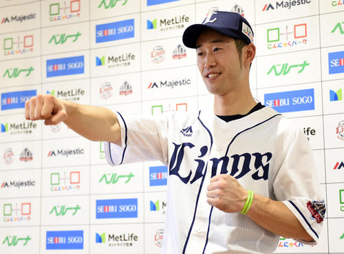 西武対楽天 オールスターに初選出され笑顔でポーズを決める西武外崎(撮影・横山健太)