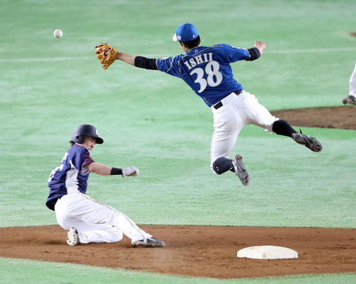 盗塁を決める西武の源田壮亮(2018年5月16日)