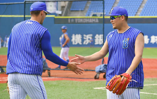 試合前にキャッチボールしたDeNAソト(左)とタッチを交わす筒香(撮影・滝沢徹郎)
