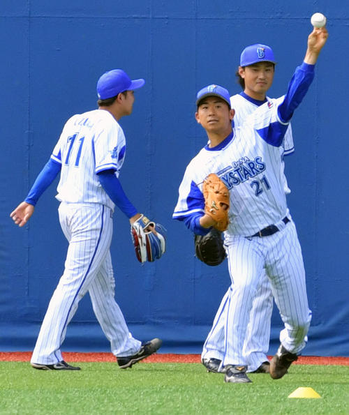 試合前にノックを受けるDeNA今永(右手前)右後方は石田。左は東(撮影・滝沢徹郎)