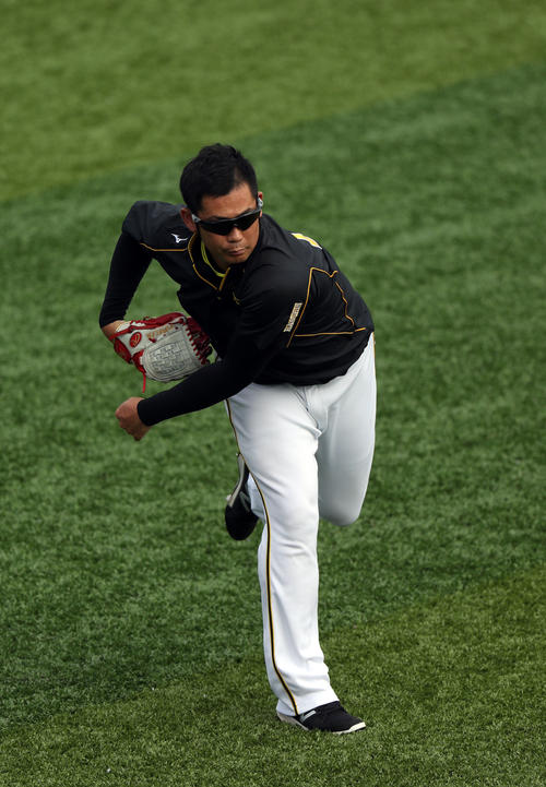 試合前、黙々とキャッチボールをする岩田稔(撮影・狩俣裕三)