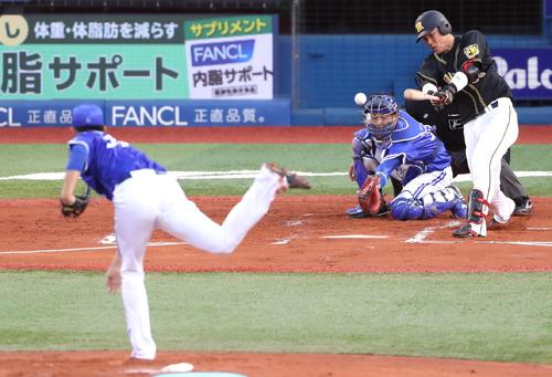 1回表阪神1死満塁、2点適時二塁打を放つ陽川。投手飯塚(撮影・狩俣裕三)
