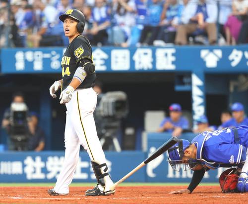 1回表阪神2死満塁、梅野隆太郎は押し出し四球を選ぶ(撮影・宮崎幸一)