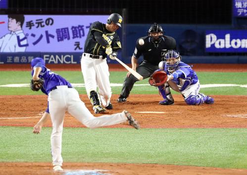 DeNA対阪神 4回表阪神無死一、二塁、3点本塁打を放つ福留。投手飯塚(撮影・狩俣裕三)